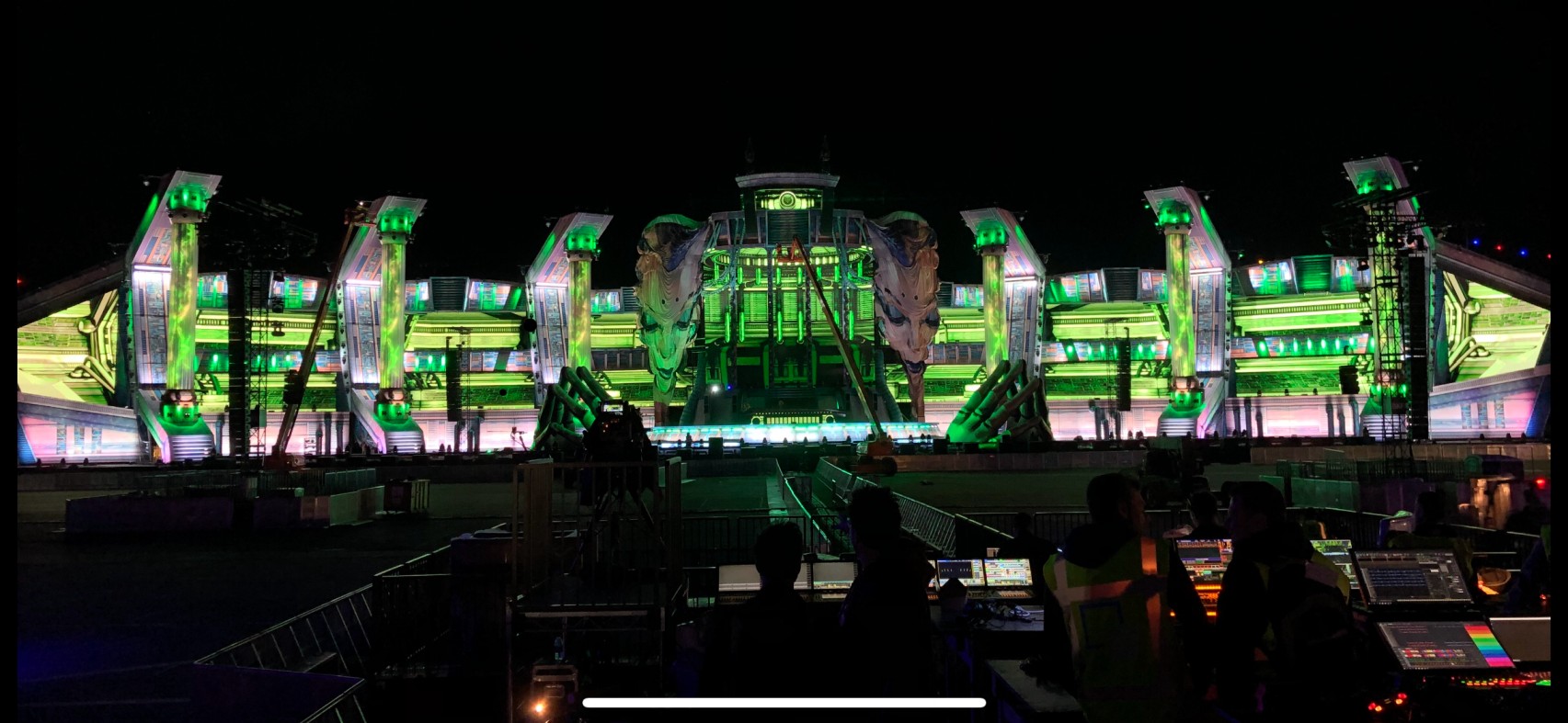 The use of stage opening and closing LED display on the outdoor stage is beneficial to increase the performance of the stage.